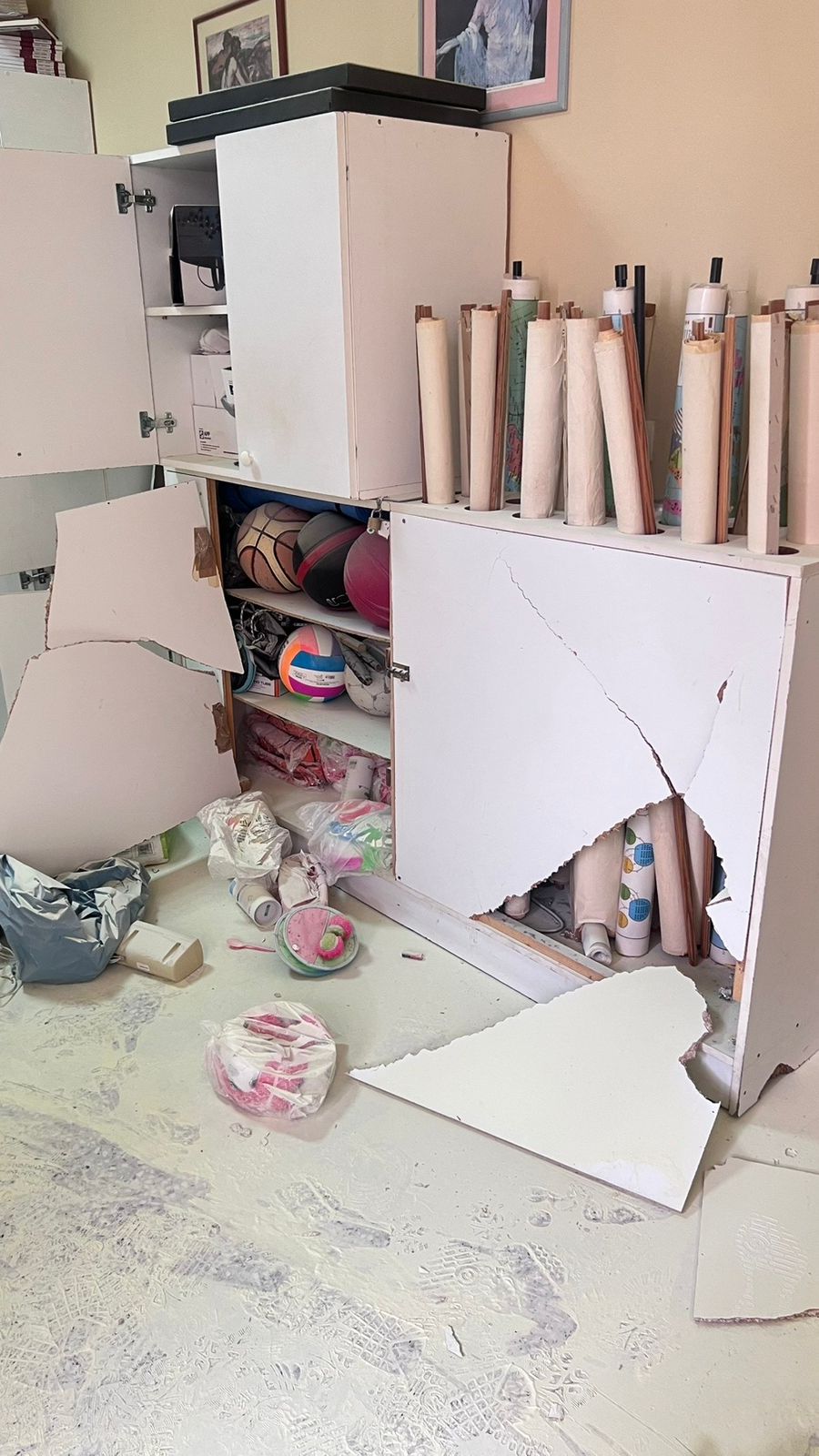 Γλυφάδα: Βανδάλισαν το 5ο Γυμνάσιο – Λύκειο, έκλεψαν υπολογιστές και χρήματα (εικόνες)-2