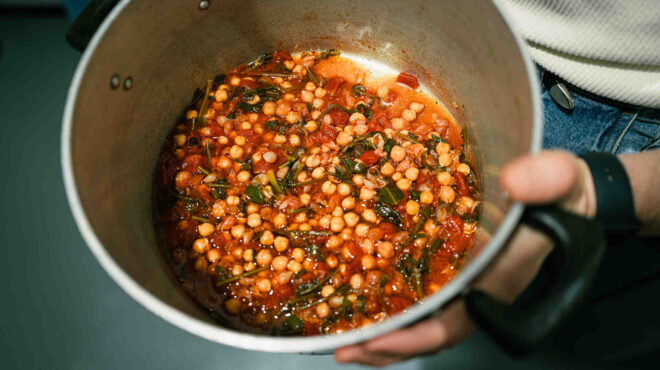 ρεβύθια-με-χόρτα-του-βουνού-564173785