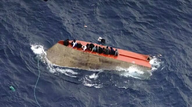 ινδικός-ναυάγιο-πλοίου-με-τουλάχιστο-564175369