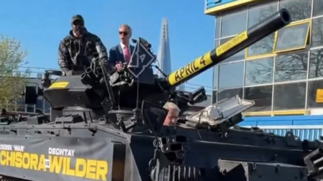 o-νάιτζελ-φάρατζ-συνόδευσε-σε-τανκ-βρ-564158185