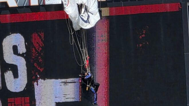 ηπα-αλεξιπτωτιστής-κόλλησε-στον-ηλεκ-564182746