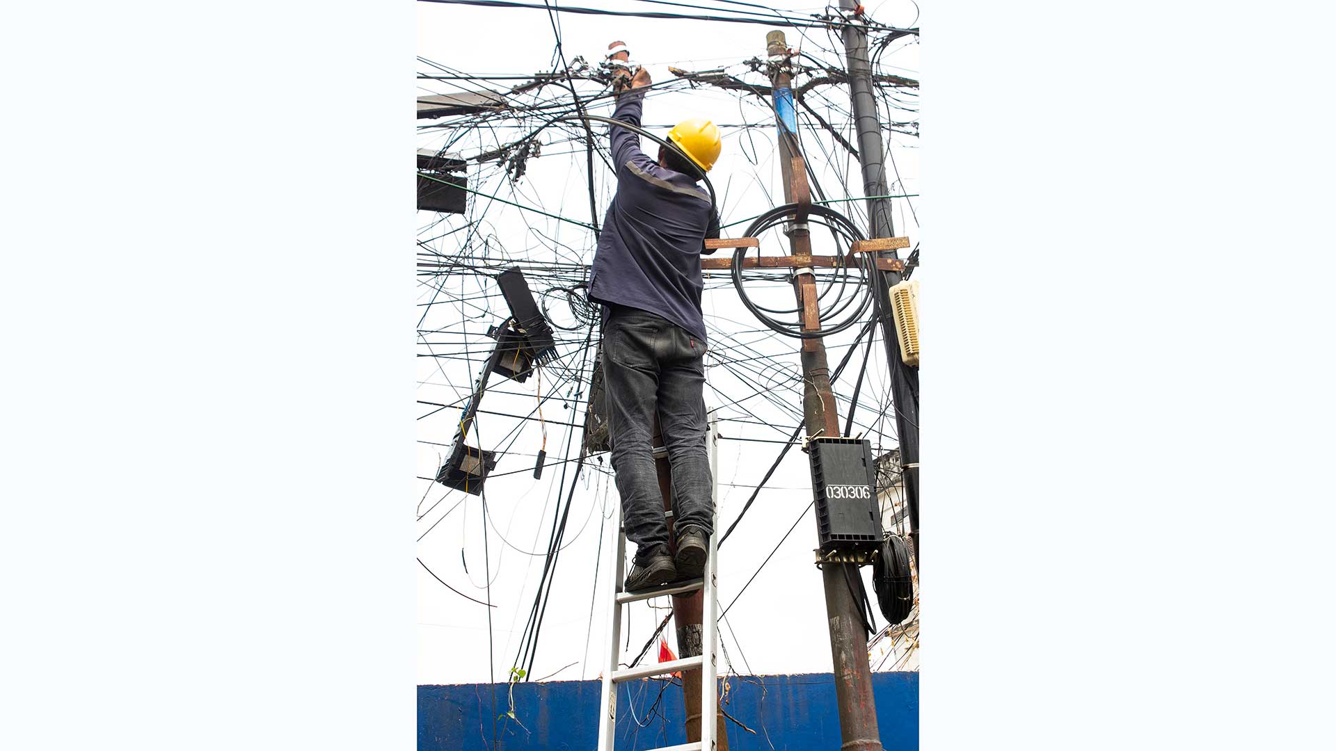 οπτική-ίνα-με-φιλιππινέζους-τεχνικού-564182434