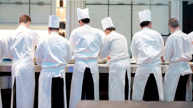 μεγάλη-ζήτηση-για-μάγειρες-και-σερβιτ-564182443