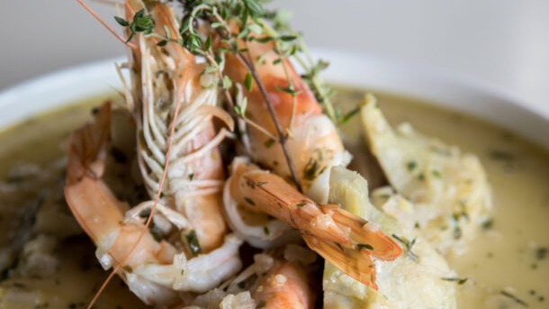 αγκινάρες-μαγειρευτές-με-γαρίδες-και-564179554