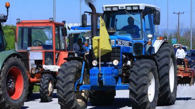 καρδίτσα-αγρότες-με-τρακτέρ-στον-κόμβ-564164752