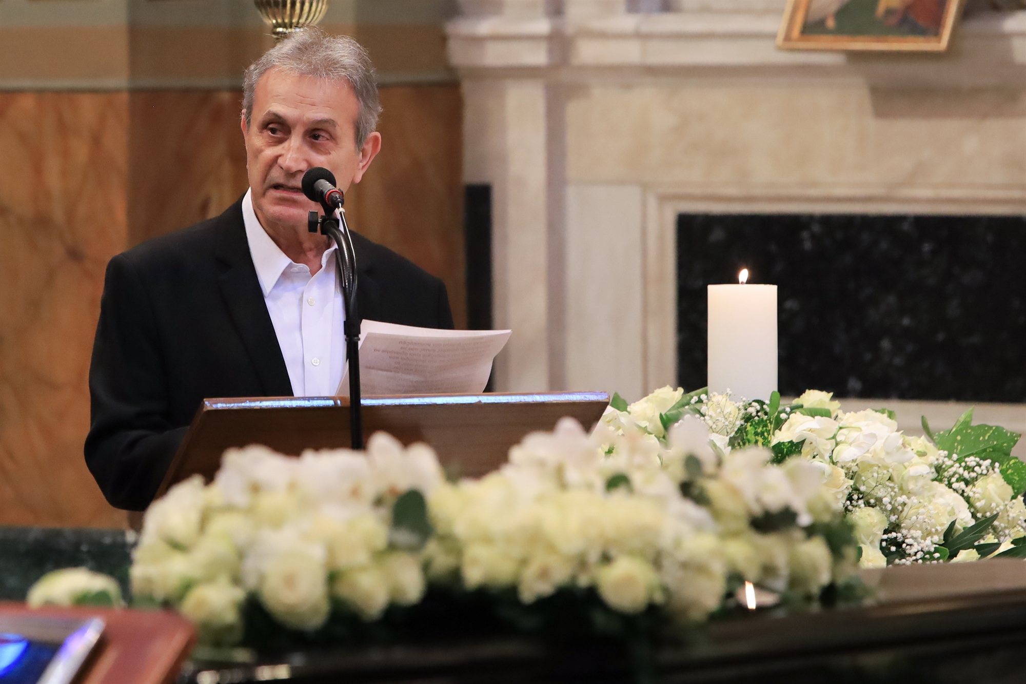 Αποχαιρετισμός στη Μαρινέλλα. Συγκίνηση, λουλούδια και η φωνή της στα ακουστικά-1