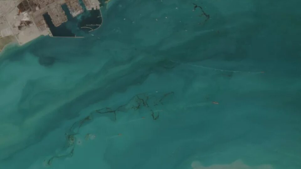 Ορατές από το Διάστημα οι πετρελαιοκηλίδες από τον πόλεμο στο Ιράν-1