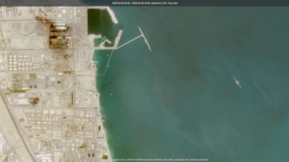 Ορατές από το Διάστημα οι πετρελαιοκηλίδες από τον πόλεμο στο Ιράν-4