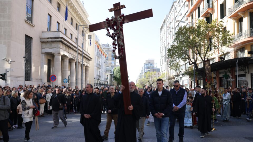 Θεσσαλονίκη: Σε κλίμα κατάνυξης η πρώτη περιφορά Επιταφίου από τον Aγιο Μηνά-1