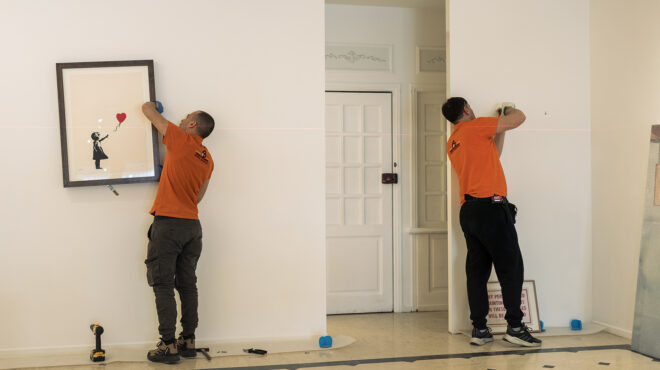 αγοράζοντας-μπάνκσι-στο-κολωνάκι-564159283