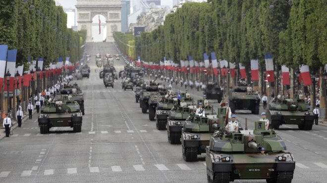 η-γαλλία-γιγαντώνει-την-άμυνά-της-564159550