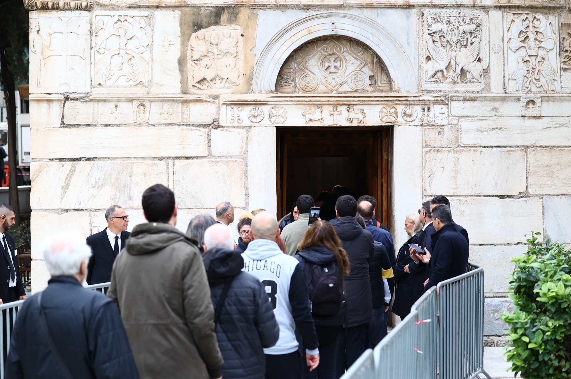 Αποχαιρετισμός στη Μαρινέλλα. Συγκίνηση, λουλούδια και η φωνή της στα ακουστικά-2
