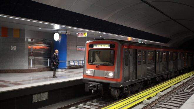 χωρίς-κλιματισμό-οι-παλιοί-συρμοί-στο-564168022