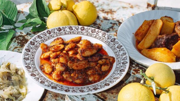 φασόλες-με-σίσιρα-τσιγαρίδες-από-τη-σ-564183235