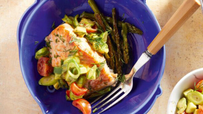 φιλέτο-σολομού-με-σπαράγγια-564185617