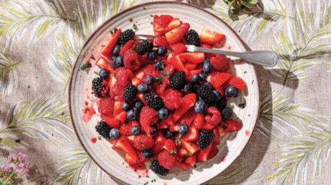 φρουτοσαλάτα-του-δάσους-με-μέντα-και-σ-564183244