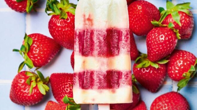 παγωτό-ξυλάκι-με-φράουλες-και-γιαούρτ-564172891