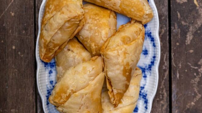 μπουρέκια-με-χόρτα-από-τη-σμύρνη-564194524