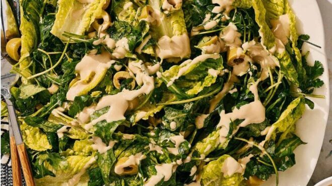 μαρουλοσαλάτα-με-κόλιανδρο-και-σάλτσ-564201937