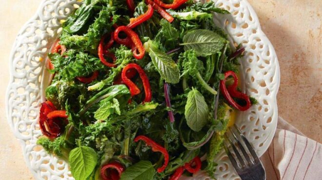 χόρτα-με-πιπεριές-φλωρίνης-564202360