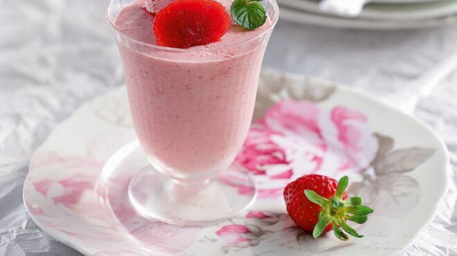 μους-φράουλα-σε-ποτήρι-με-κέικ-ποτισμ-564154507