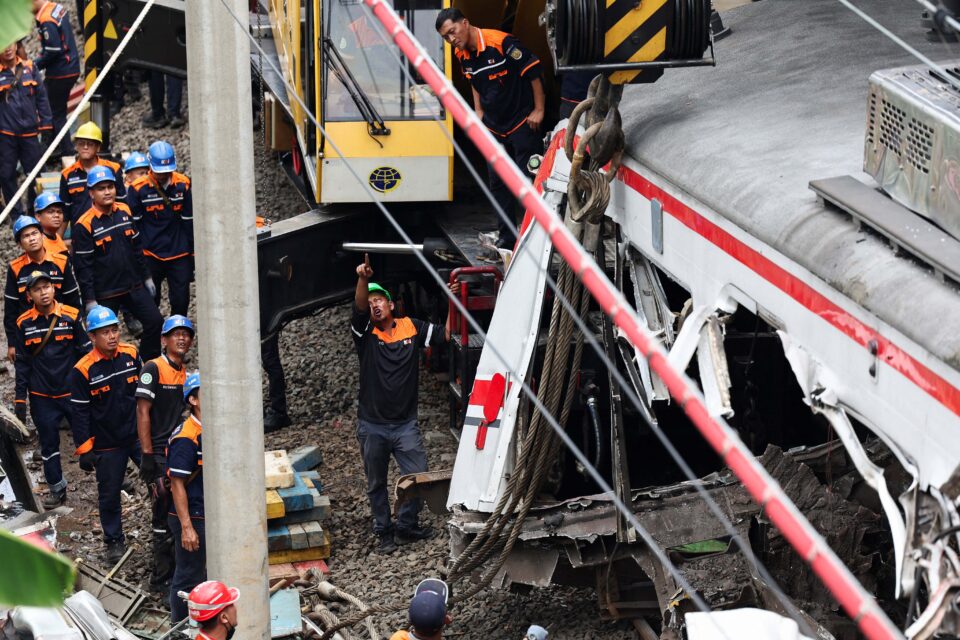 Στους 14 οι νεκροί από τη σύγκρουση τρένων στην Ινδονησία-2