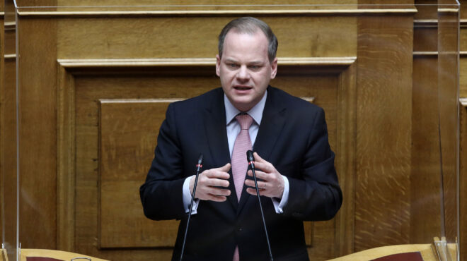 καραμανλής-ανακοινώνει-την-αποχώρησ-564161251