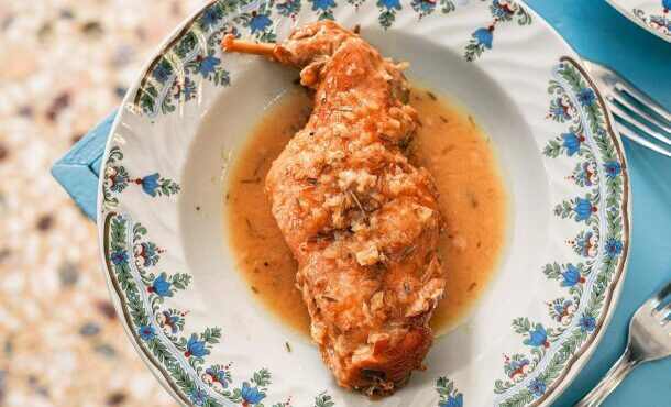 κουνέλι-με-δεντρολίβανο-και-ολίγον-μέ-564199900