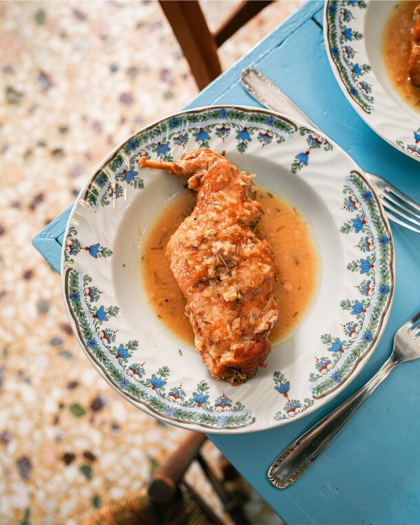 κουνέλι-με-δεντρολίβανο-και-ολίγον-μέ-564199900