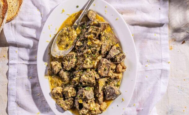 συκωταριά-στο-τηγάνι-με-φρέσκο-κρεμμυ-564191389