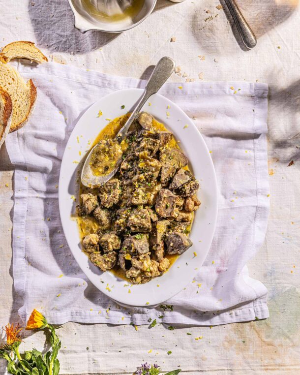 συκωταριά-στο-τηγάνι-με-φρέσκο-κρεμμυ-564191389