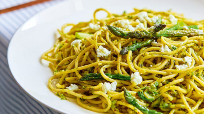 μακαρονάδα-με-πέστο-ρόκας-σπαράγγια-κ-564175363