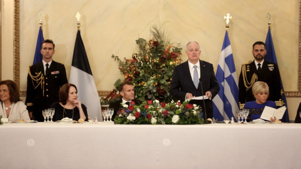 Στο Προεδρικό Μέγαρο το ζεύγος Μακρόν για το επίσημο δείπνο [εικόνες]-5