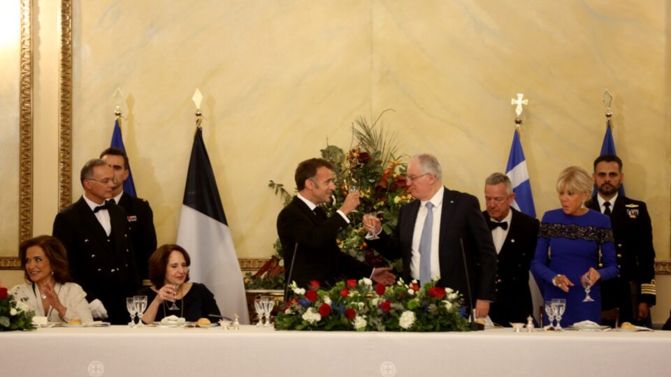 Στο Προεδρικό Μέγαρο το ζεύγος Μακρόν για το επίσημο δείπνο [εικόνες]-4