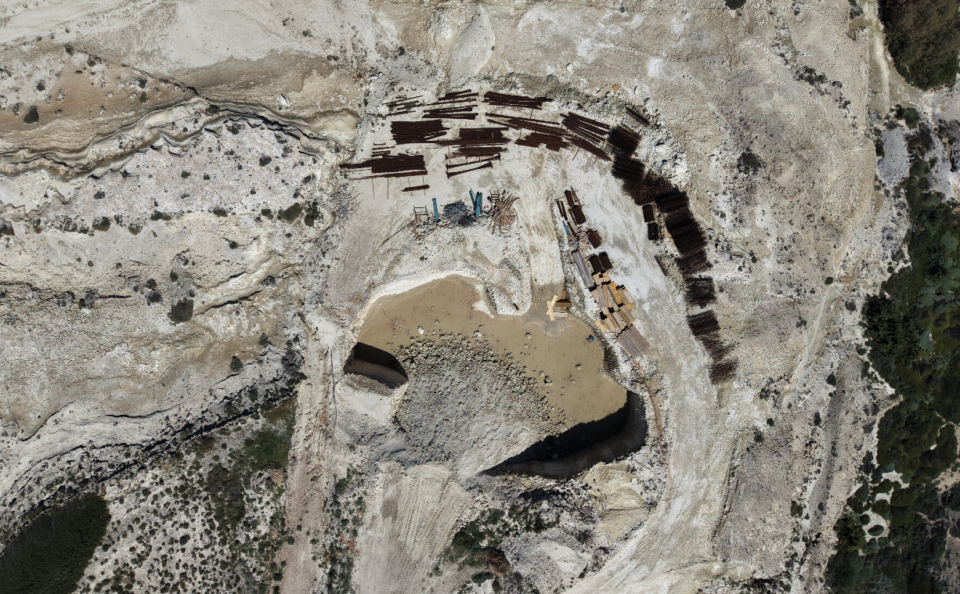 Μόλις ένα φορτηγό χώμα για την «πληγή» του Σαρακήνικου-1