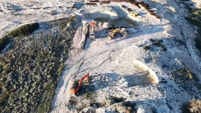 μόλις-ένα-φορτηγό-χώμα-για-την-πληγή-564166933