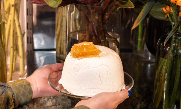 μους-με-ξινομυζήθρα-και-κηρήθρα-από-το-564172072