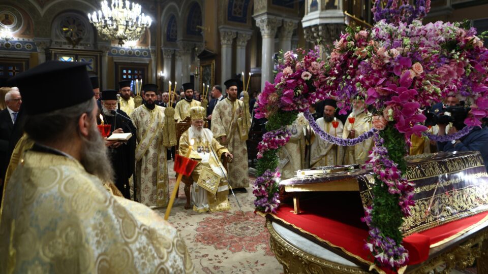 Πλήθος κόσμου στην περιφορά του Επιταφίου στο κέντρο της Αθήνας [εικόνες]-6