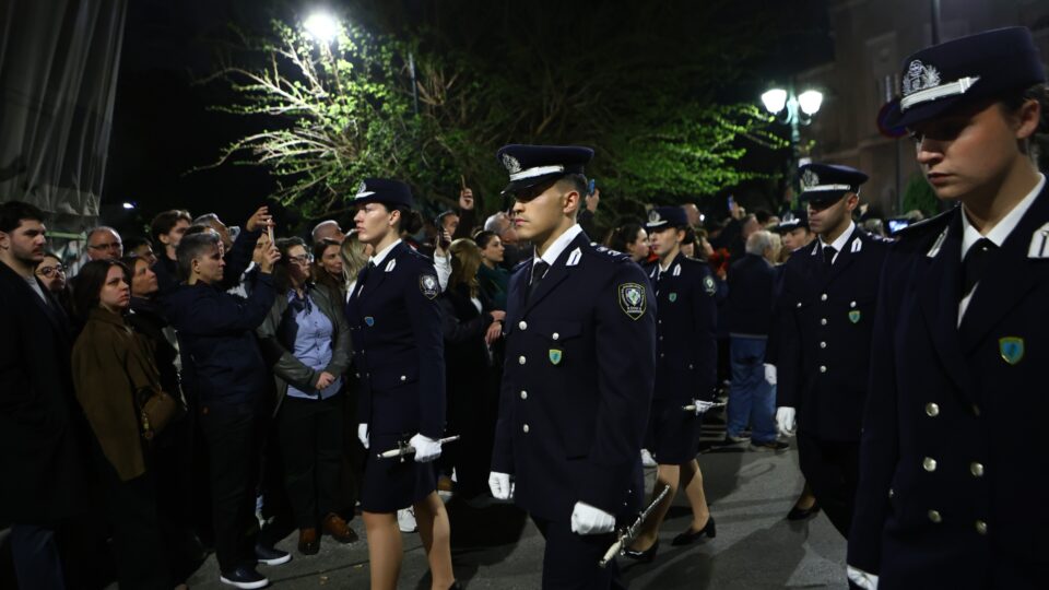 Πλήθος κόσμου στην περιφορά του Επιταφίου στο κέντρο της Αθήνας [εικόνες]-3