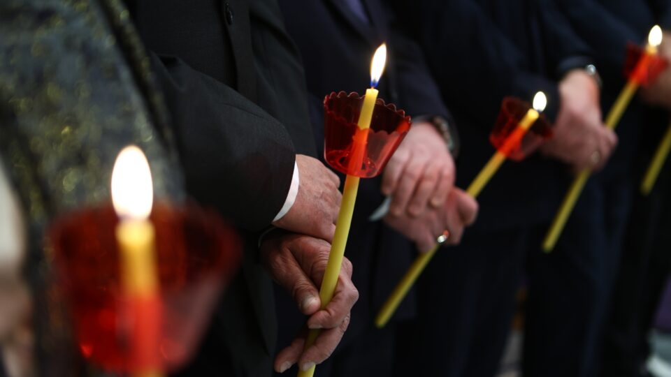 Πλήθος κόσμου στην περιφορά του Επιταφίου στο κέντρο της Αθήνας [εικόνες]-9