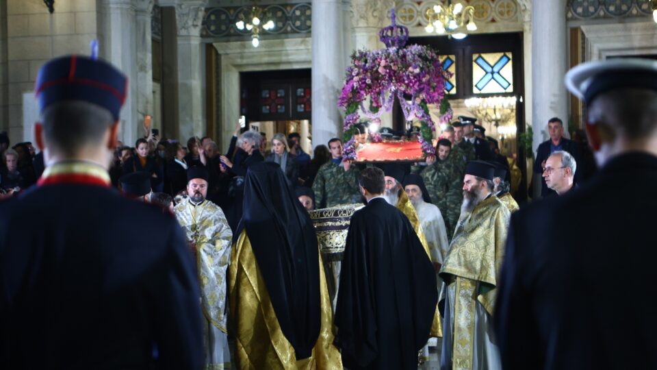 Πλήθος κόσμου στην περιφορά του Επιταφίου στο κέντρο της Αθήνας [εικόνες]-2