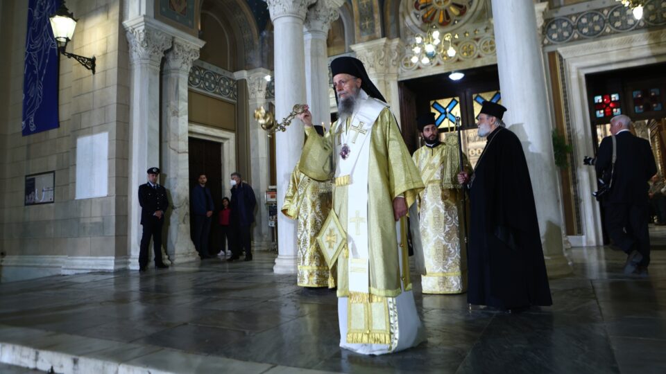 Πλήθος κόσμου στην περιφορά του Επιταφίου στο κέντρο της Αθήνας [εικόνες]-8