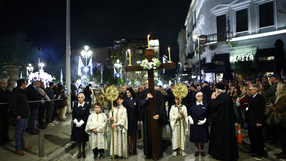 Πλήθος κόσμου στην περιφορά του Επιταφίου στο κέντρο της Αθήνας [εικόνες]-1