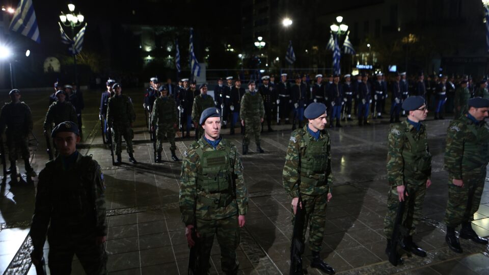 Πλήθος κόσμου στην περιφορά του Επιταφίου στο κέντρο της Αθήνας [εικόνες]-7