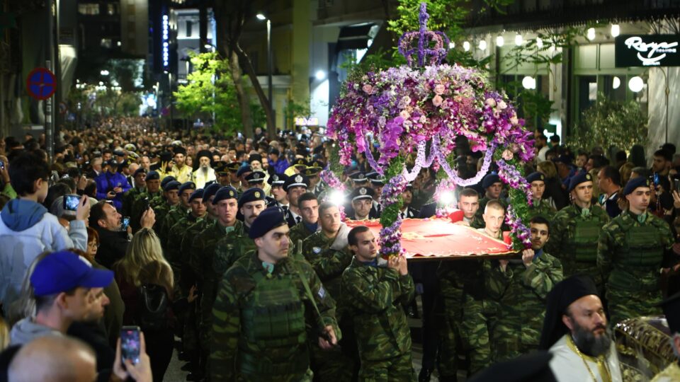 Πλήθος κόσμου στην περιφορά του Επιταφίου στο κέντρο της Αθήνας [εικόνες]-5