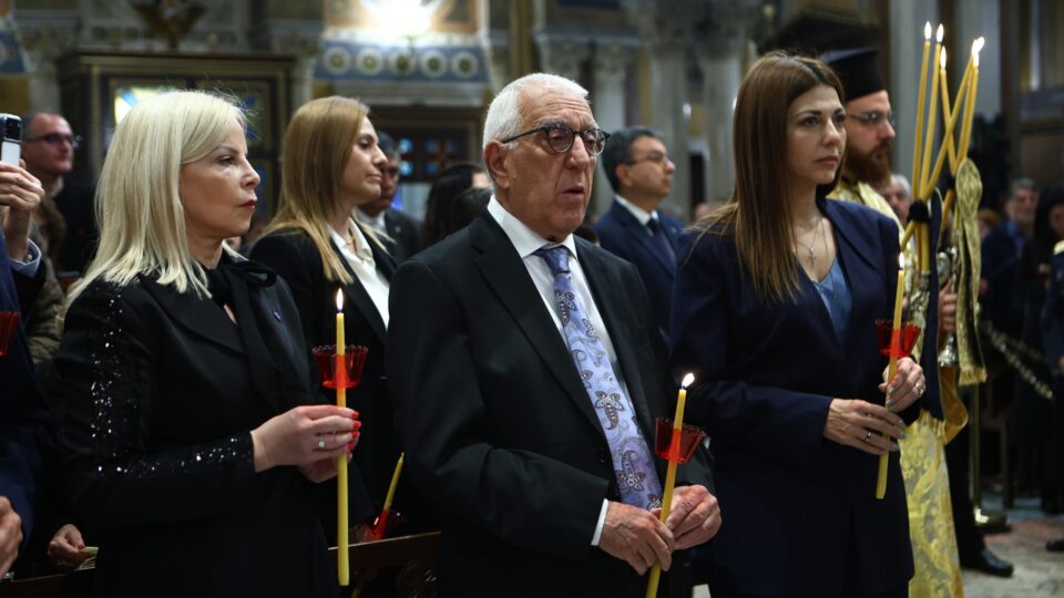 Πλήθος κόσμου στην περιφορά του Επιταφίου στο κέντρο της Αθήνας [εικόνες]-10