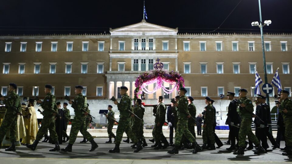 Πλήθος κόσμου στην περιφορά του Επιταφίου στο κέντρο της Αθήνας [εικόνες]-4