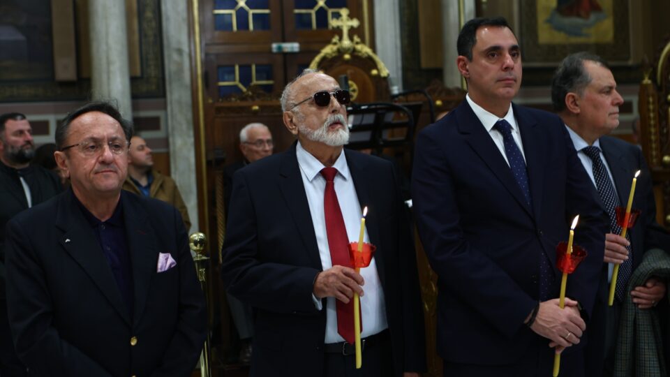 Πλήθος κόσμου στην περιφορά του Επιταφίου στο κέντρο της Αθήνας [εικόνες]-11