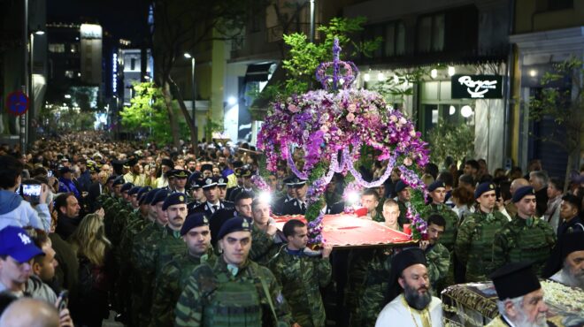 πλήθος-κόσμου-στην-περιφορά-του-επιτα-564171952