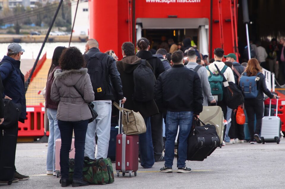 Με αυτοκίνητα, ΚΤΕΛ και πλοία κορυφώνεται η έξοδος του Πάσχα – Επί ποδός η Τροχαία-2